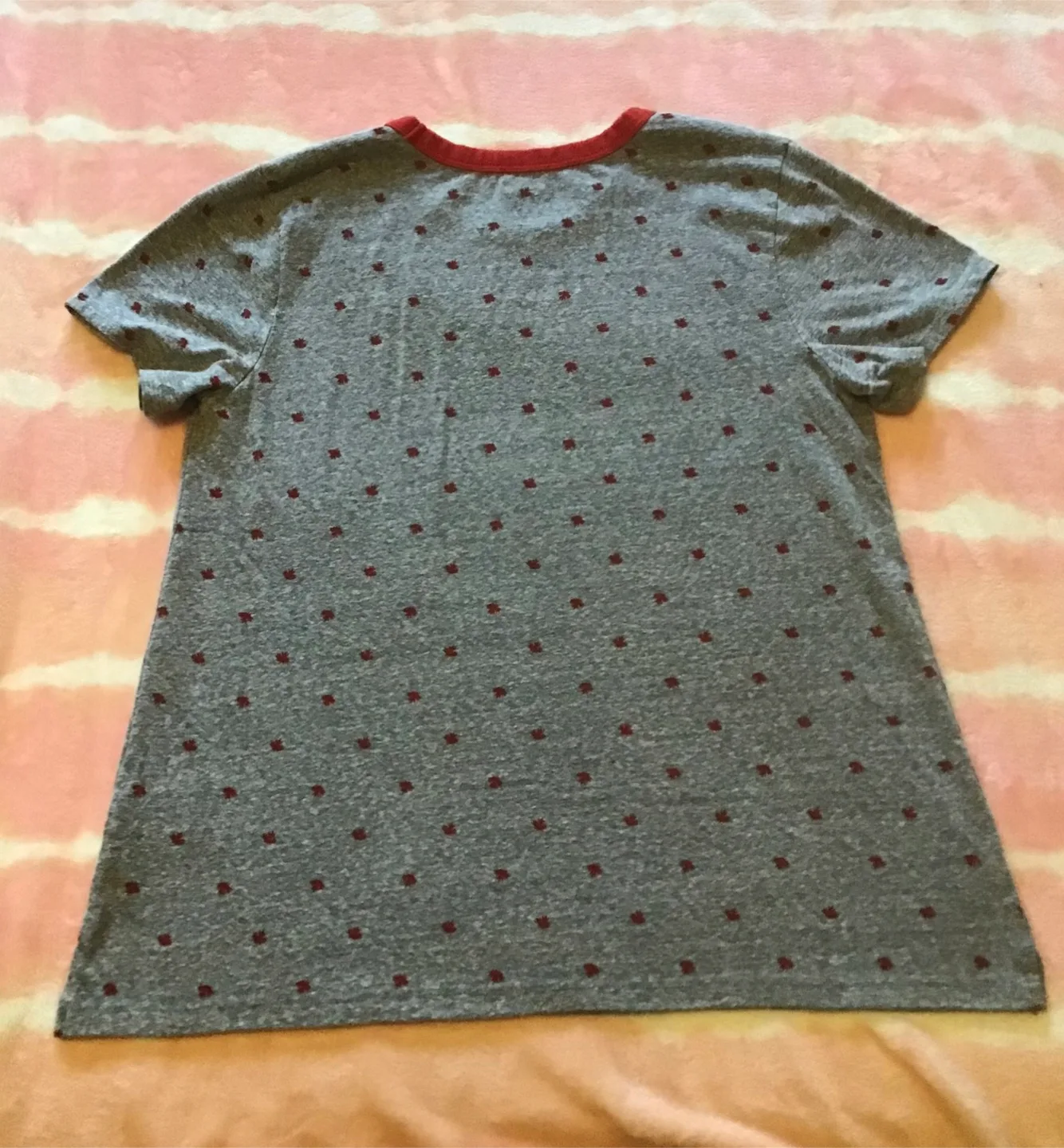 🤩 Old Navy Grey Maple Leaf Tee image indicator(3)