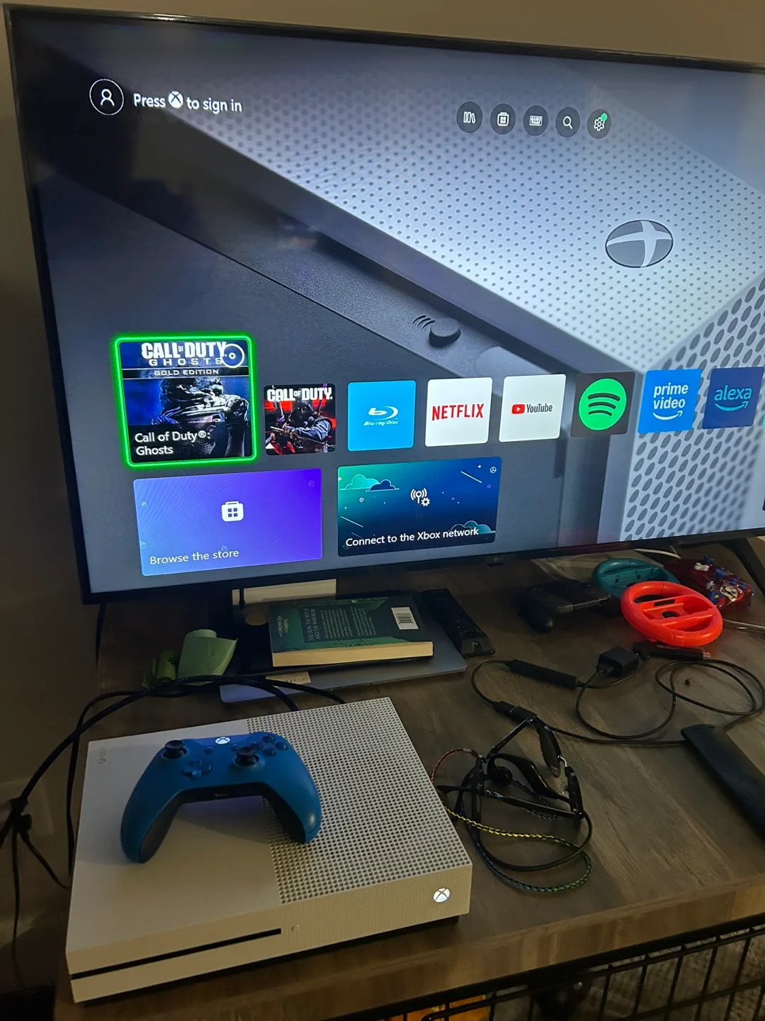 Xbox One S Console with 3 Controllers image indicator(2)