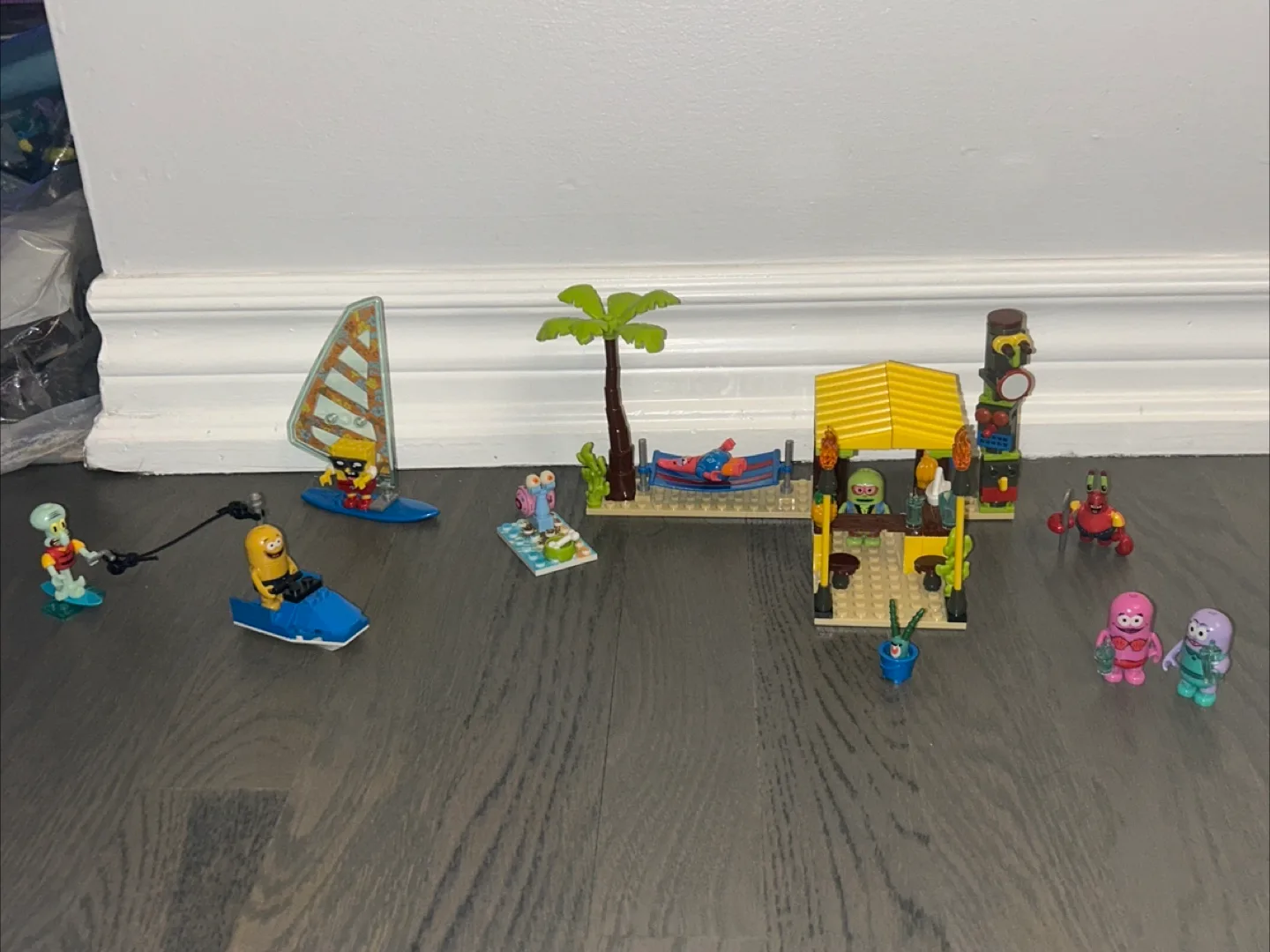 Mega Bloks SpongeBob SquarePants Beach Resort Figure Set thumbnail