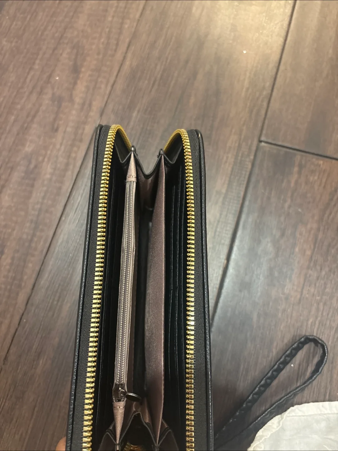 Black Wallet image indicator(2)