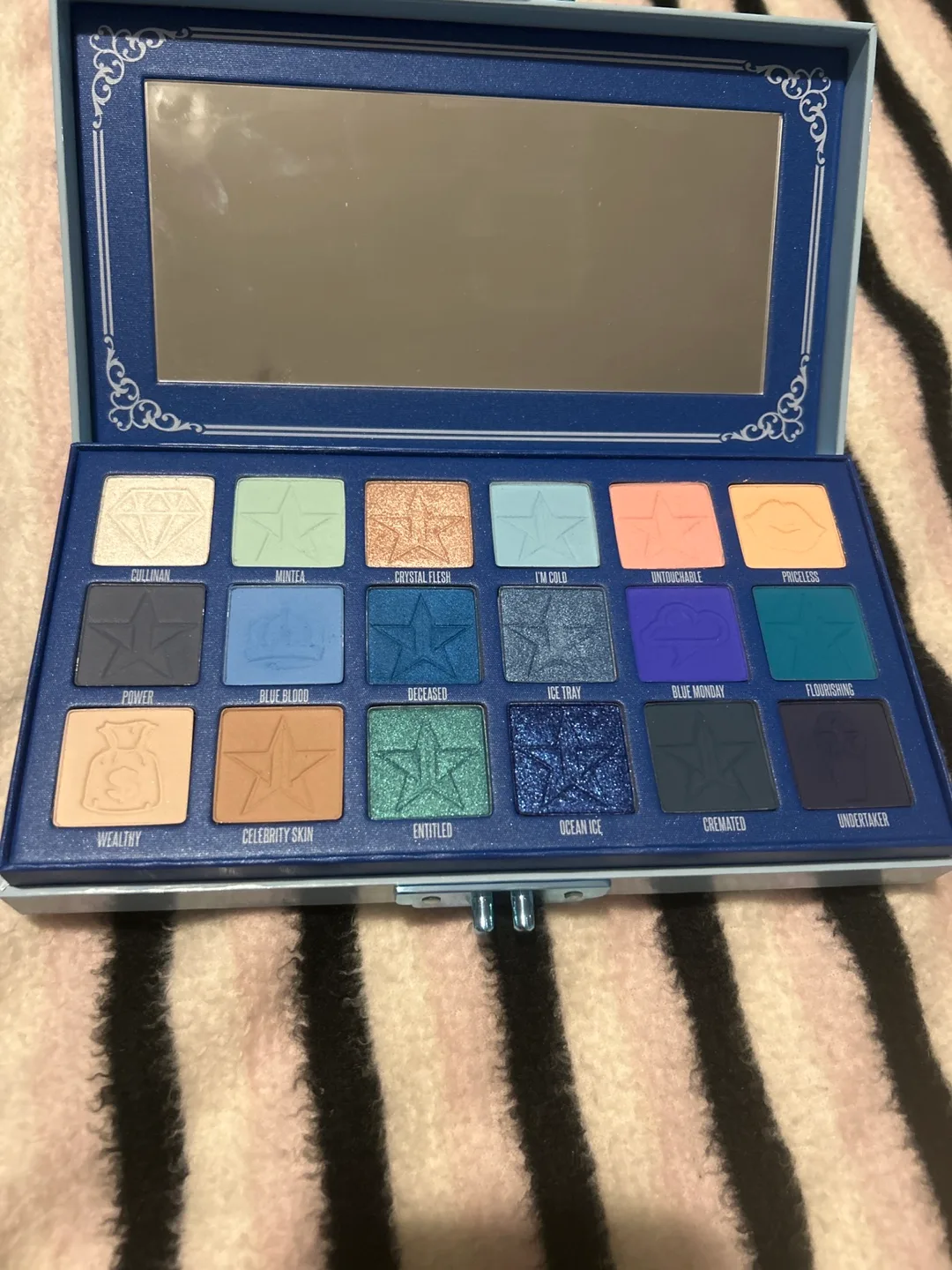 Blue Blood Eyeshadow Palette image indicator(2)
