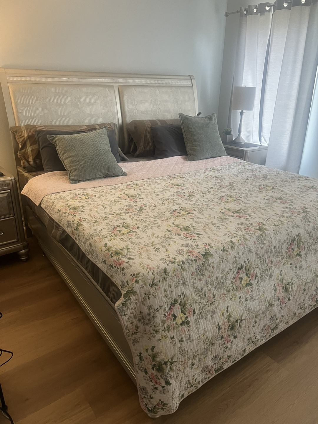 King Bed Frame + King Mattress+ 2 x Night Stands - photo 2
