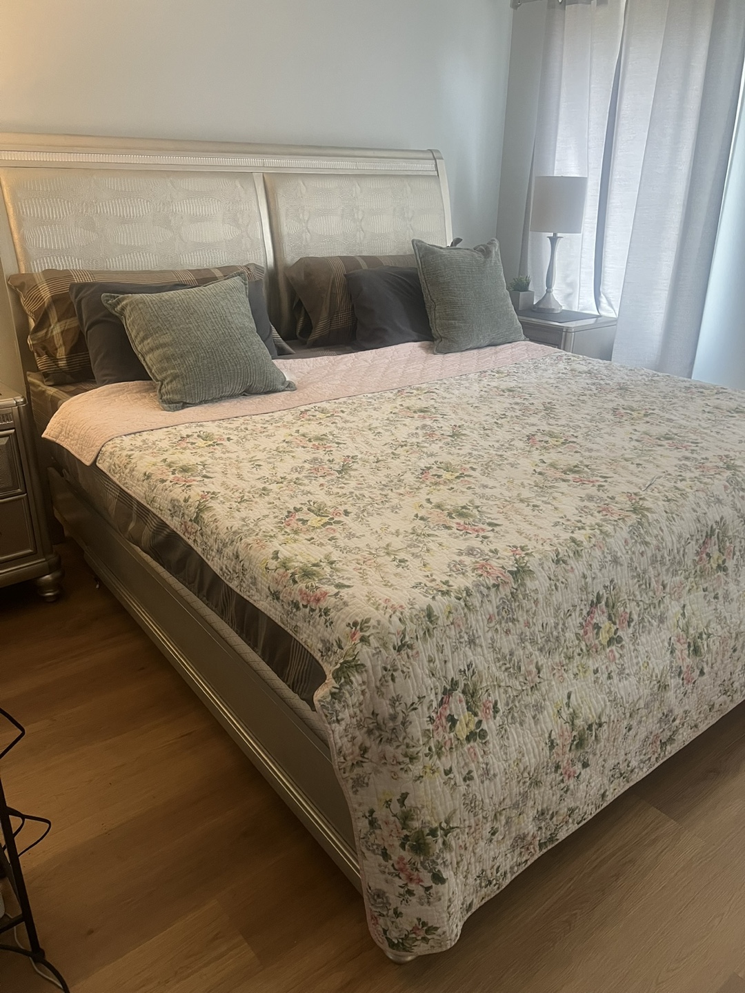 King Bed Frame + King Mattress+ 2 x Night Stands - photo 5