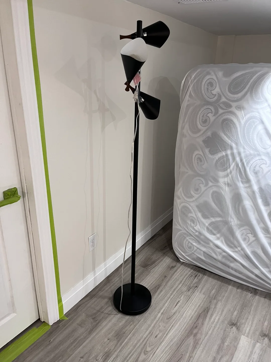 Modern Black Floor Lamp image indicator(2)
