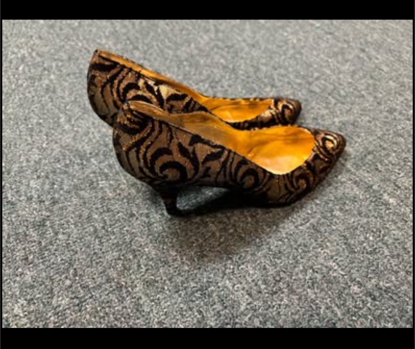Black & Gold Heels size 6.5 - photo 2