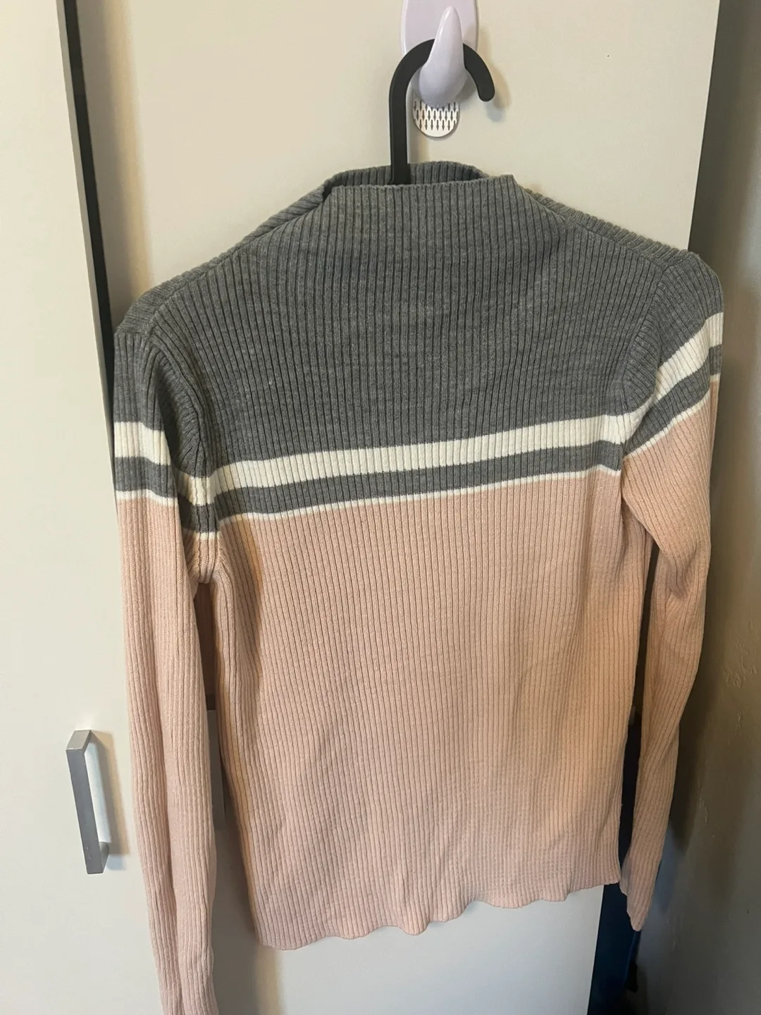 Ribbed Knit Sweater - Grey, Pink, White 🇨🇦 thumbnail