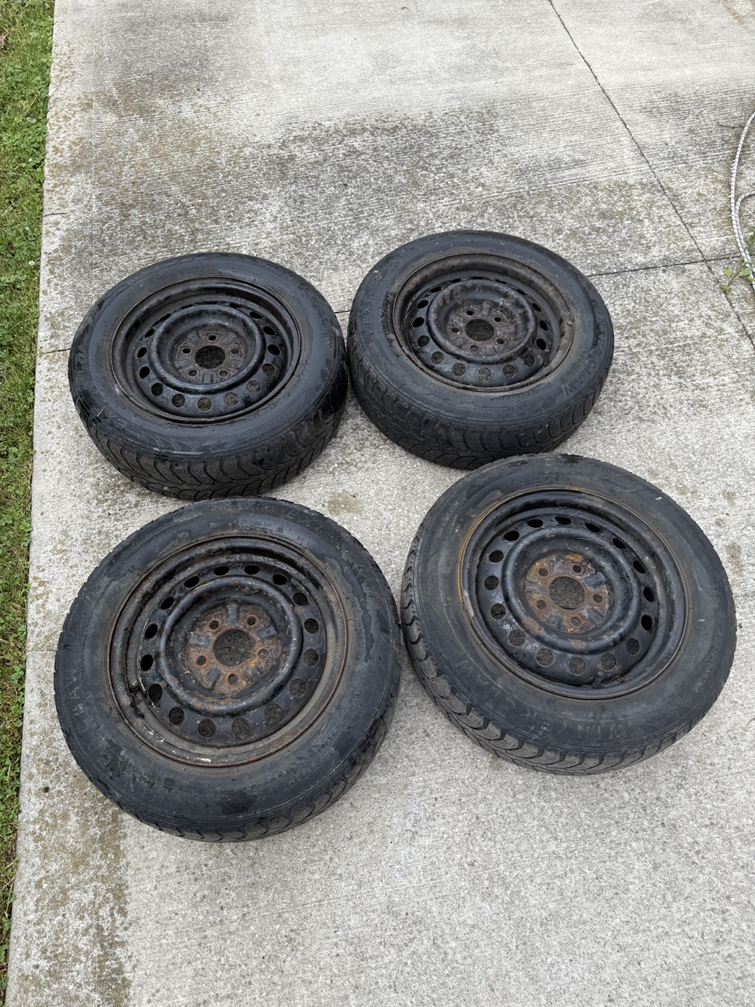 Set of 4 Used Car Tires - photo 3