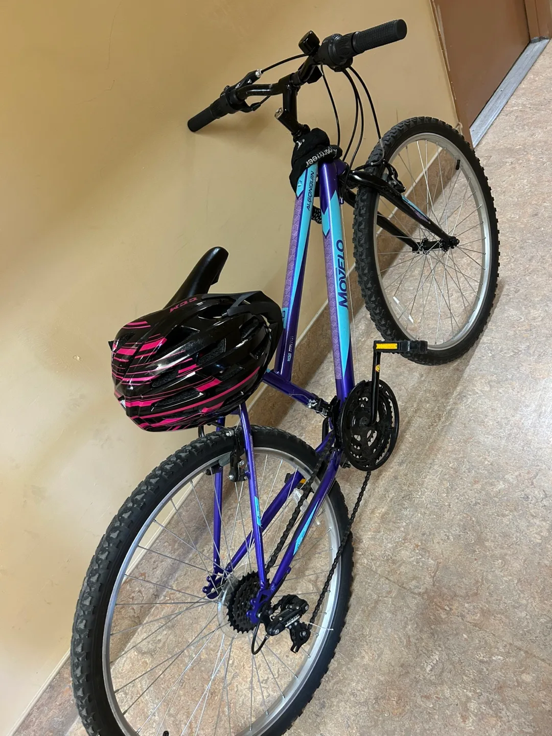 26” Movelo Mountain Bike image indicator(5)