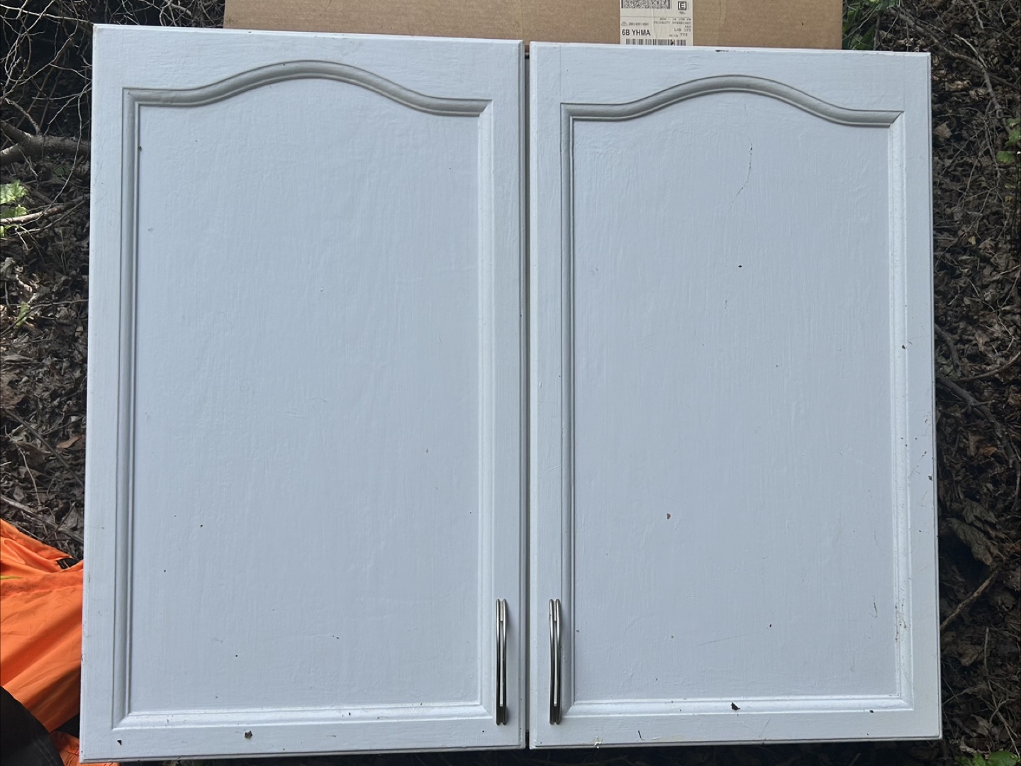 WHITE 2-DOOR CUPBOARD - photo 3