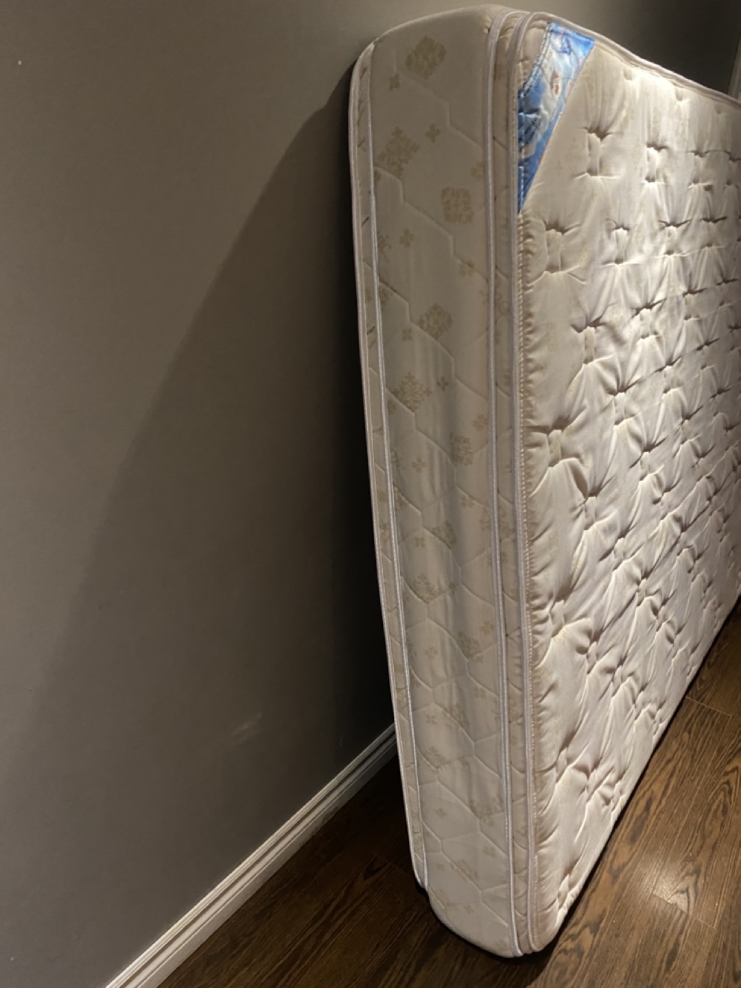 Queen size mattress - photo 2
