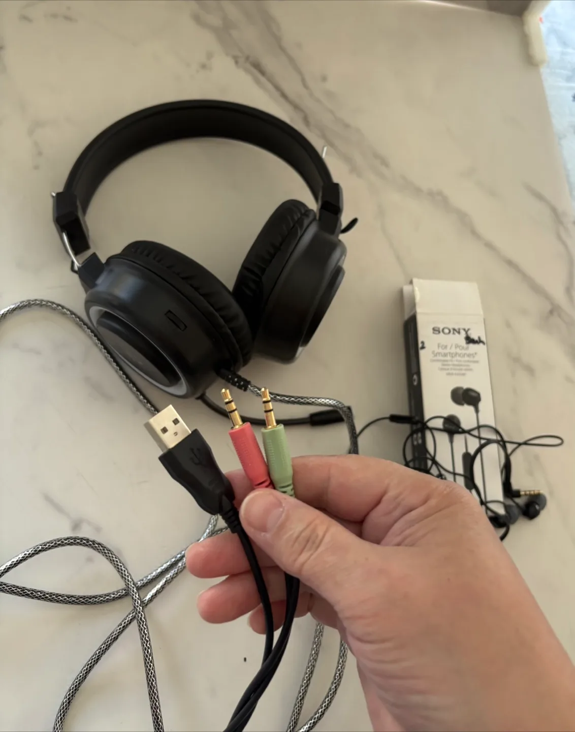 Gaming Headset + Free Sony Earphones image indicator(4)