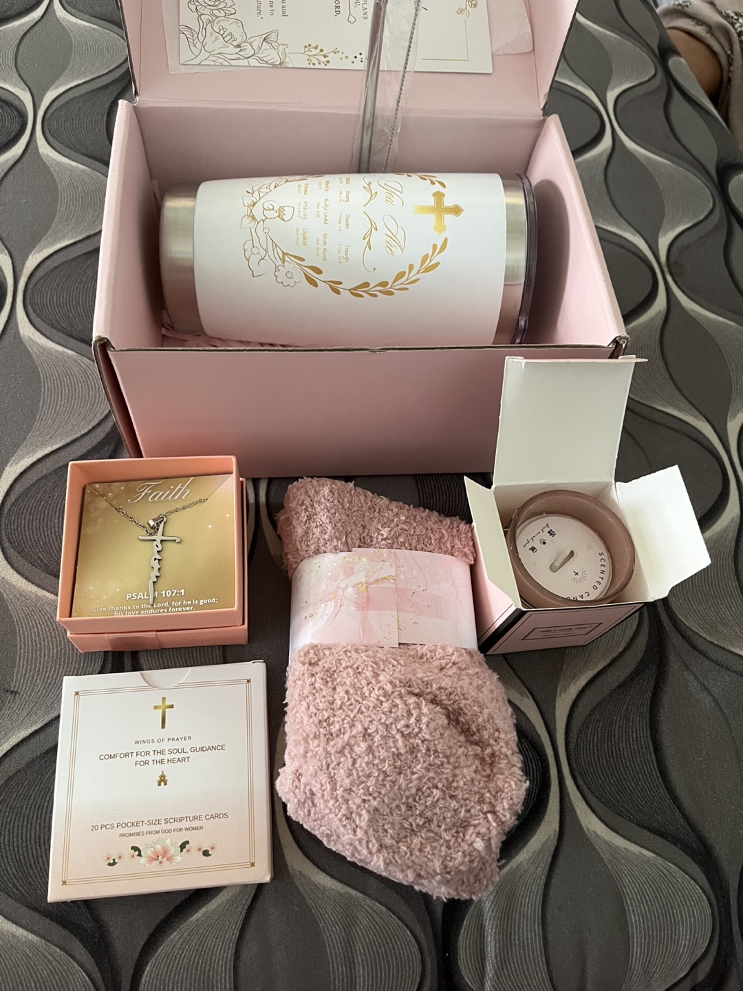 Gift Box With Tumbler and Accessories - photo 2