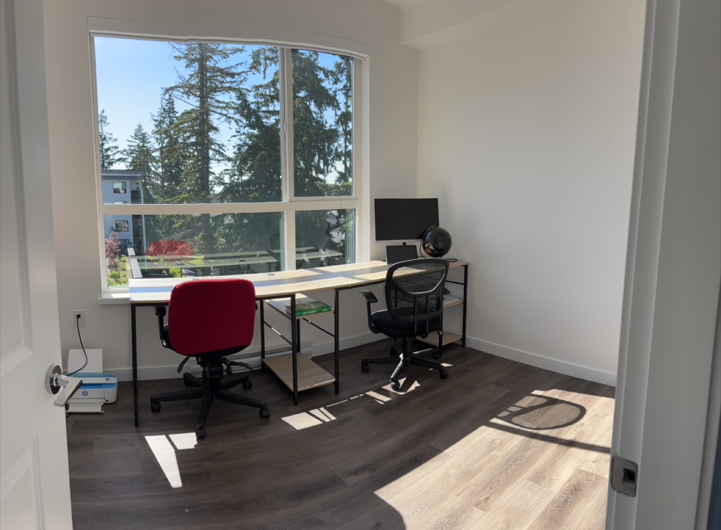 Desk - photo 3