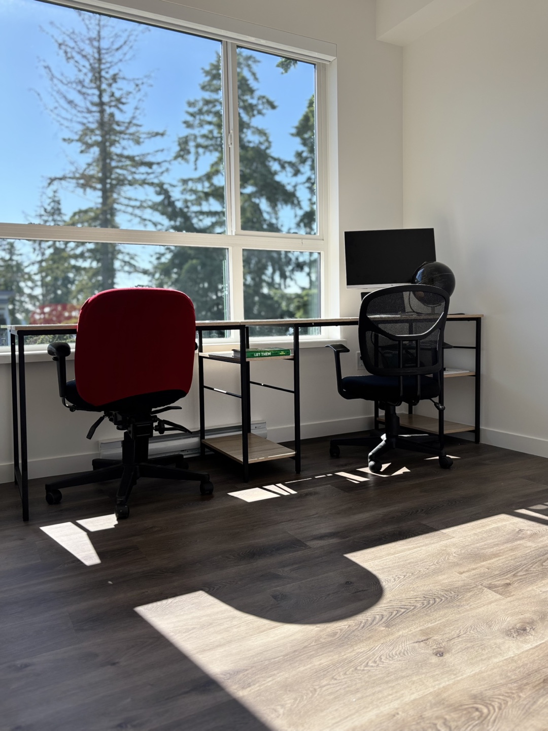 Desk - photo 2
