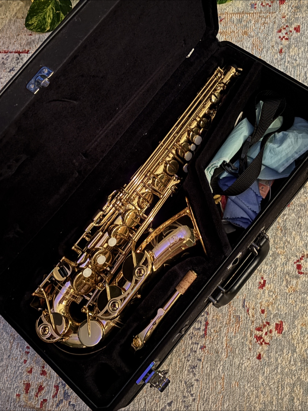 Yamaha Saxophone with Case - photo 3
