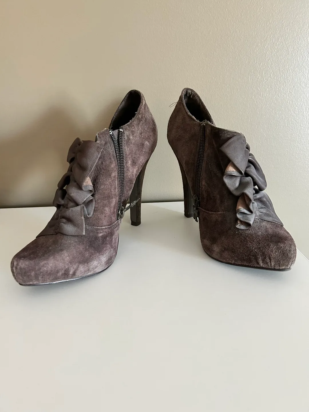 Dollhouse size 6 heels image indicator(4)