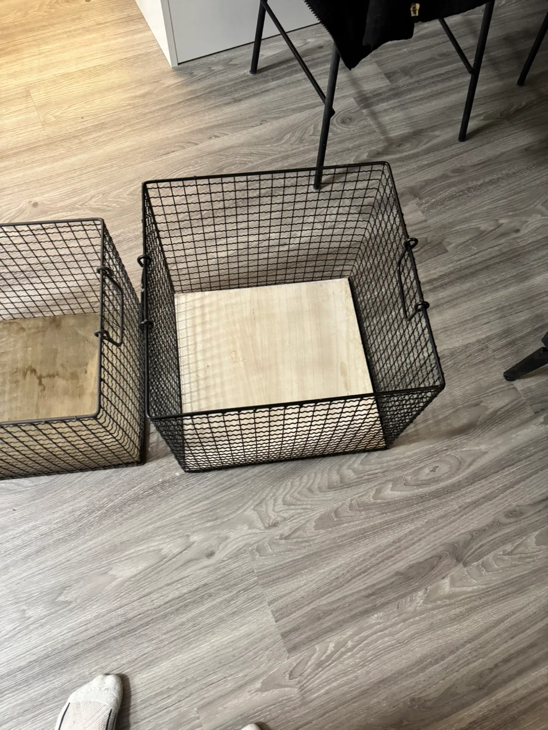 2 Wire Baskets Wooden Bottoms image indicator(2)