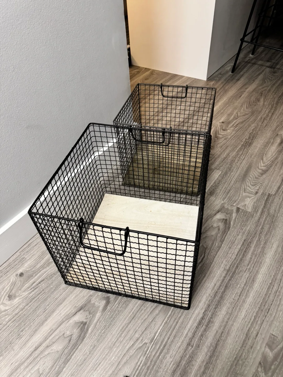 2 Wire Baskets Wooden Bottoms image indicator(3)