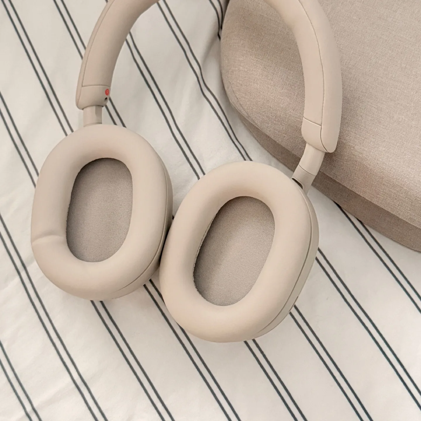 Sony WH-1000XM5 - silver image indicator(2)