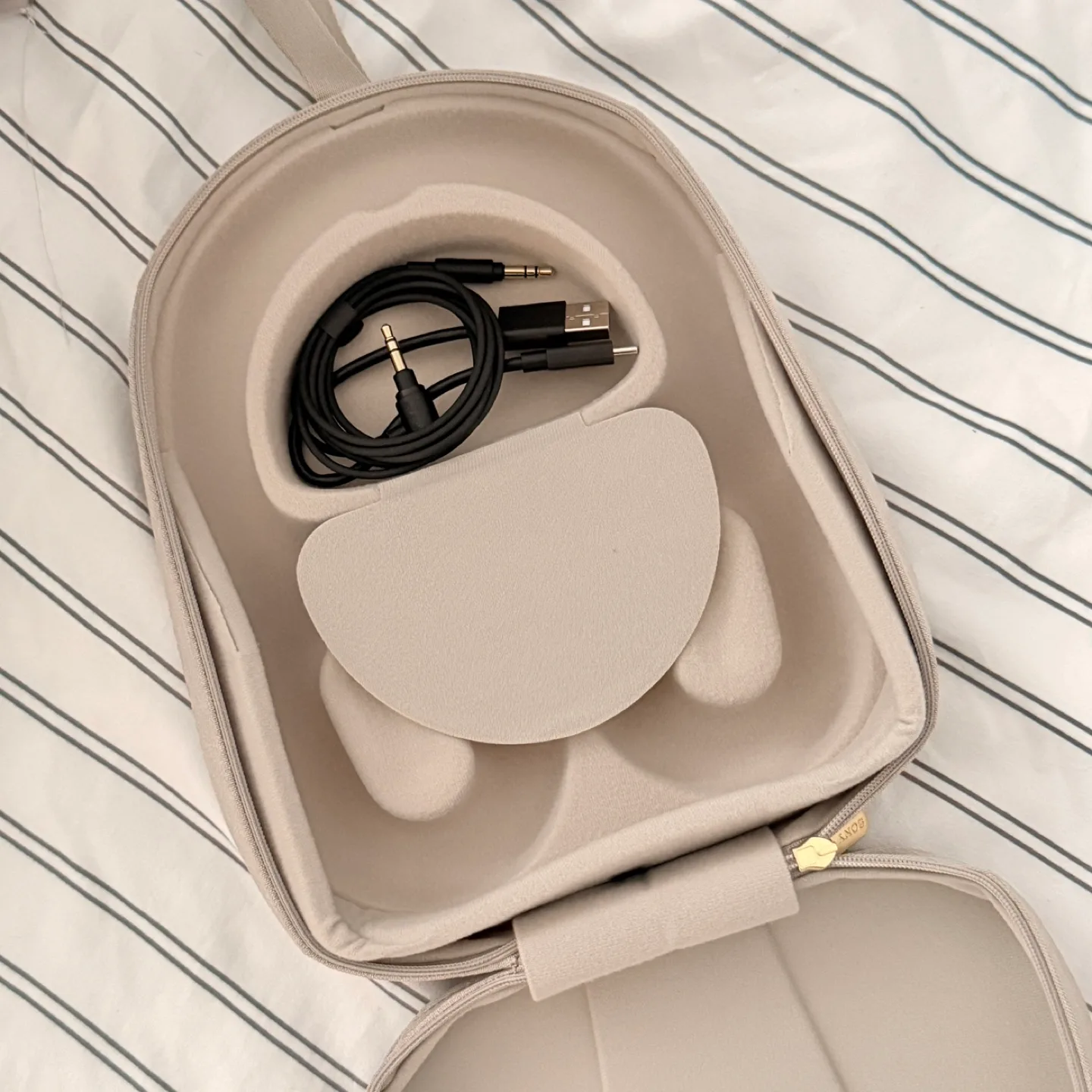 Sony WH-1000XM5 - silver image indicator(3)