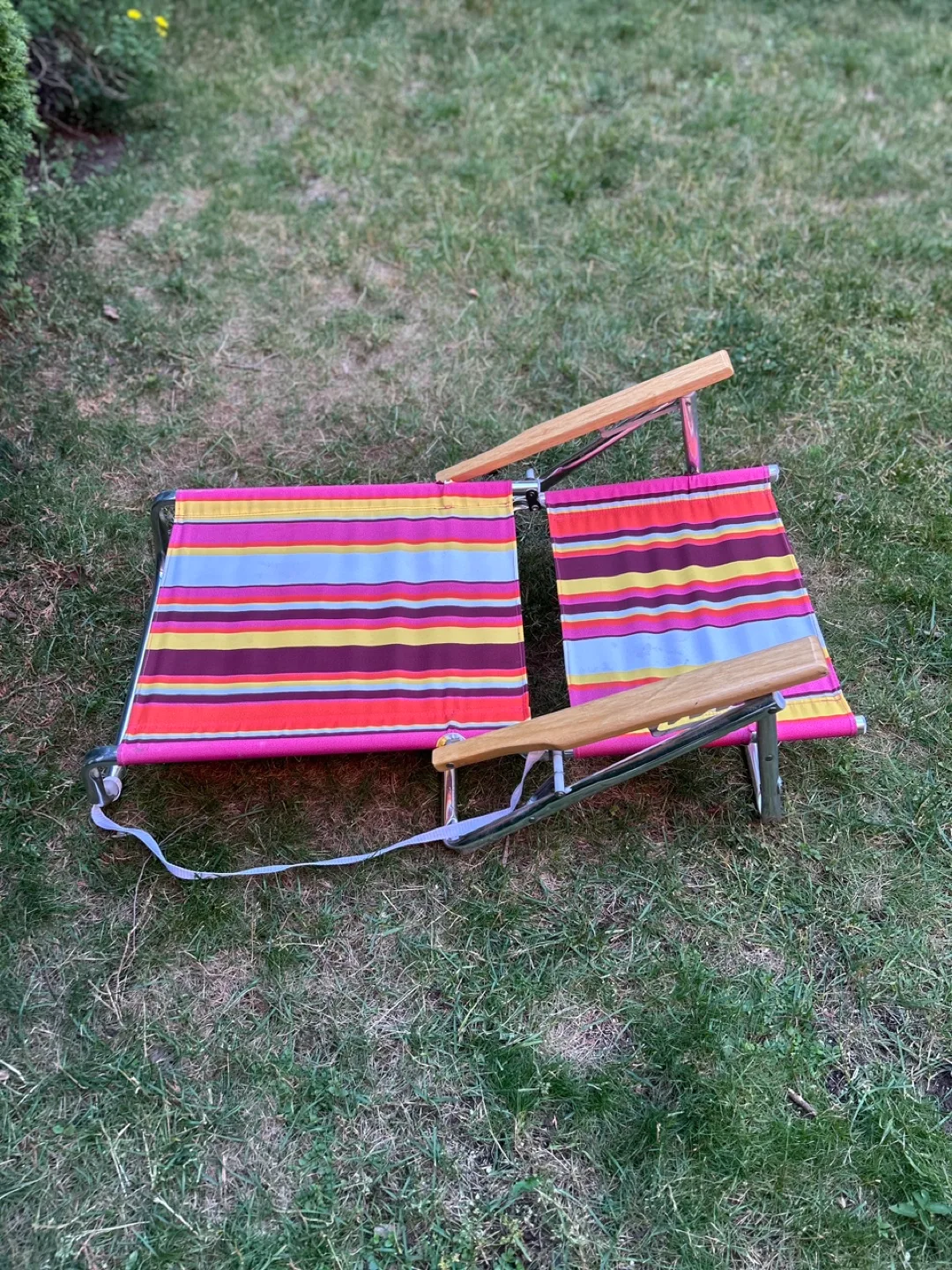 Striped Folding Beach Chair and beach umbrella image indicator(6)