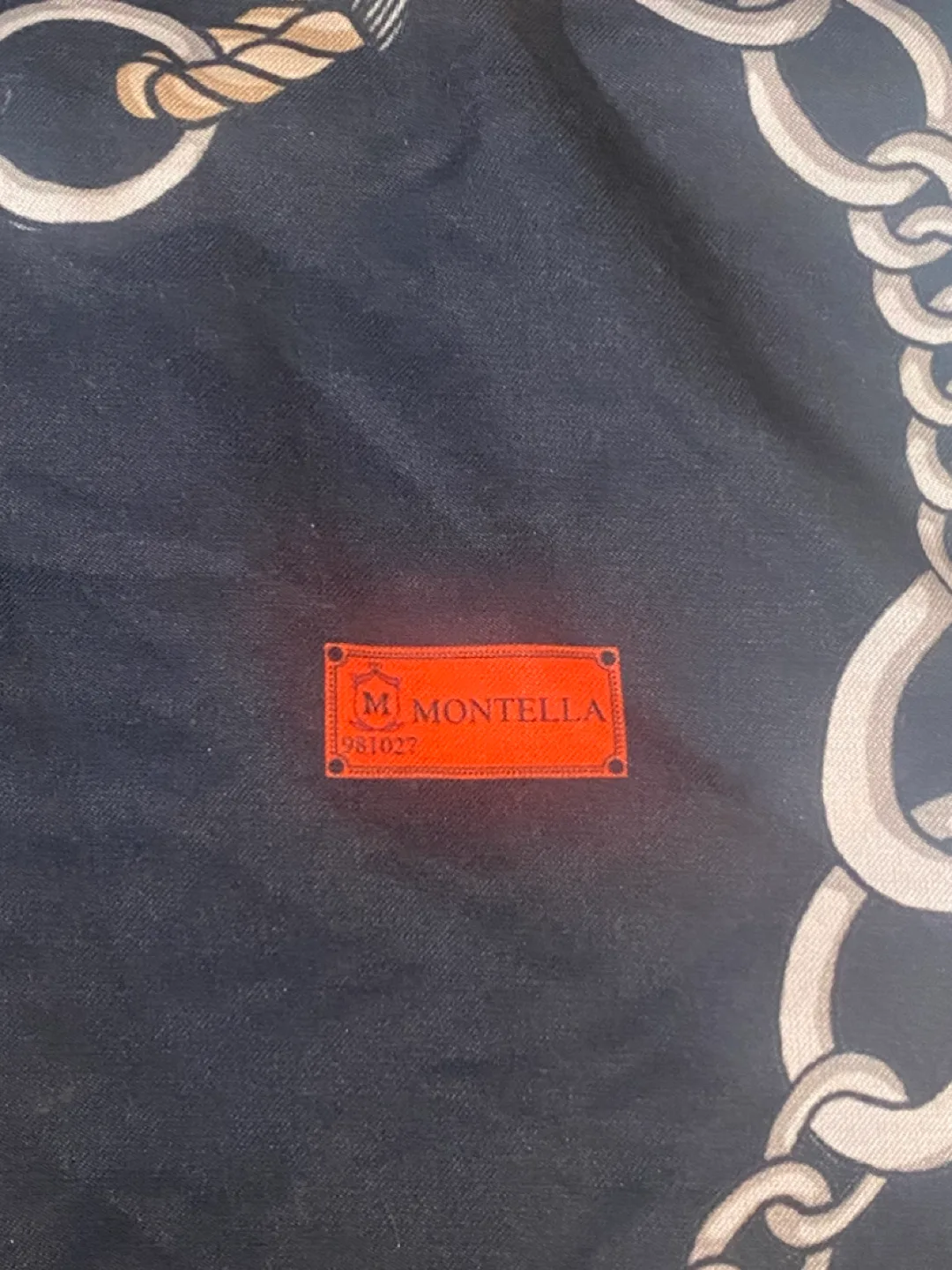 Montella scarf image indicator(2)