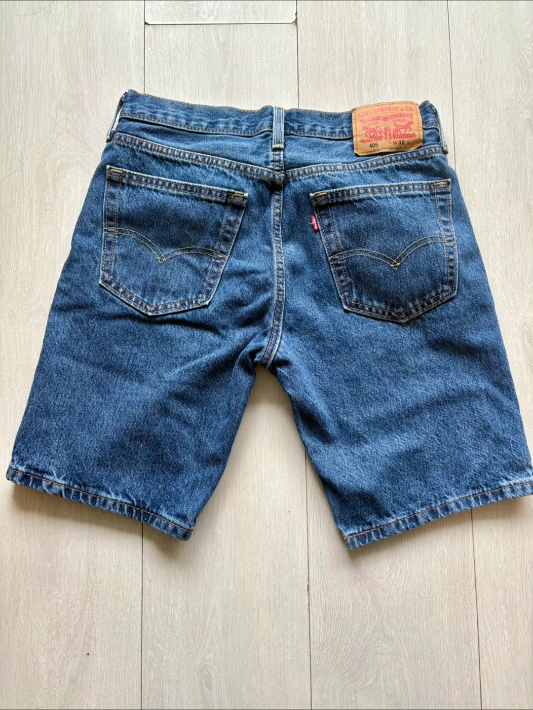 Levi's 405 Denim Shorts - Size 32 image indicator(2)