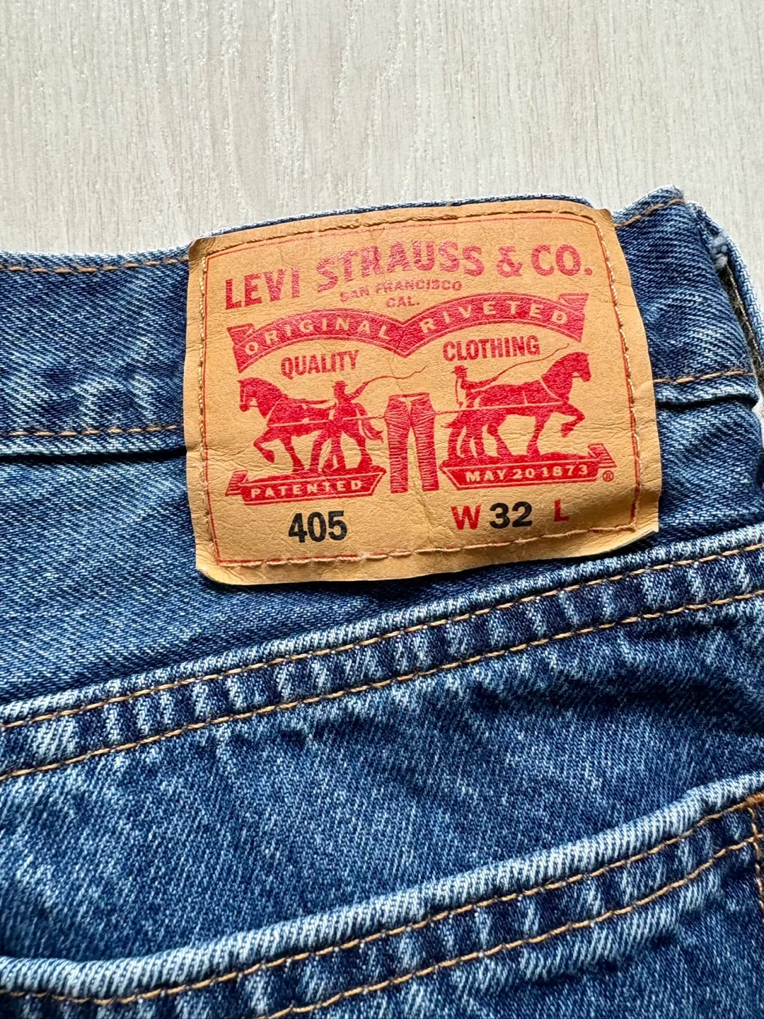 Levi's 405 Denim Shorts - Size 32 image indicator(3)