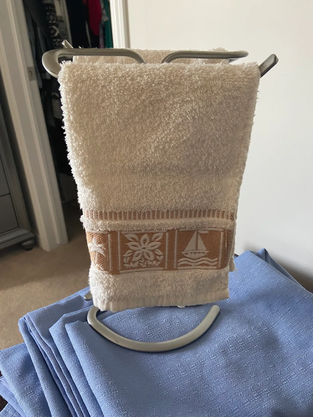 Towel Rack image indicator(2)