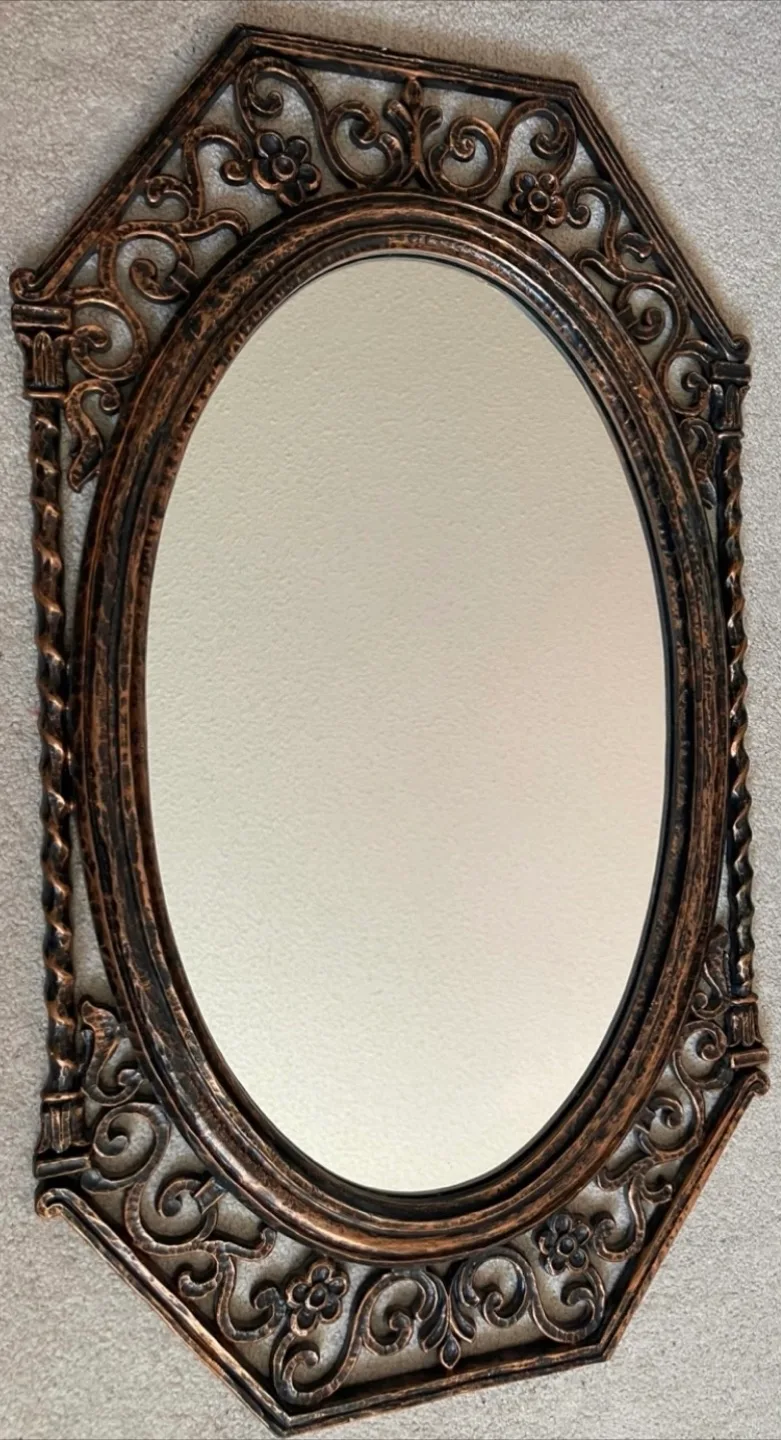 🇨🇦 Ornate Oval Wall Mirror ( thrifty pick). 🍁 image indicator(4)