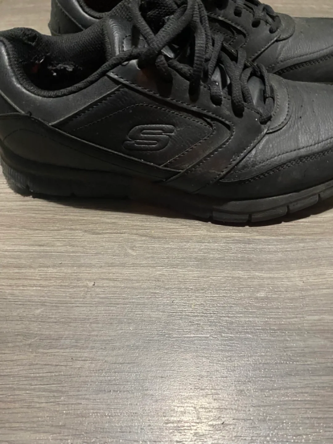 Skechers slip resistant shoes 9.5 image indicator(3)
