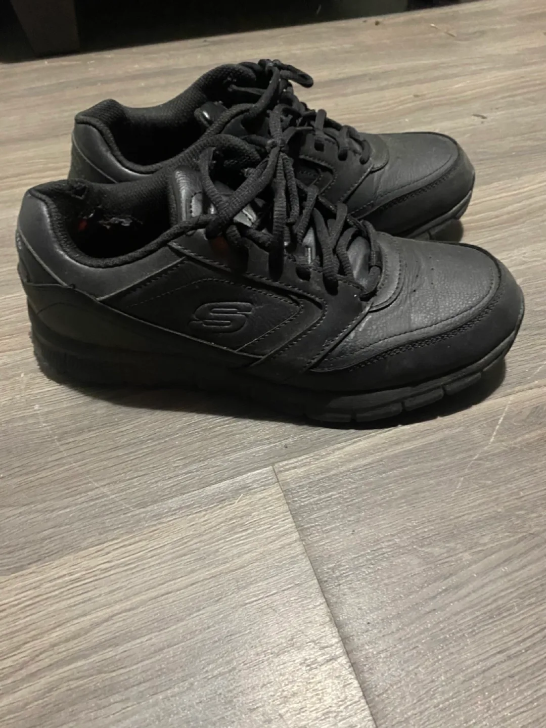 Skechers slip resistant shoes 9.5 image indicator(2)