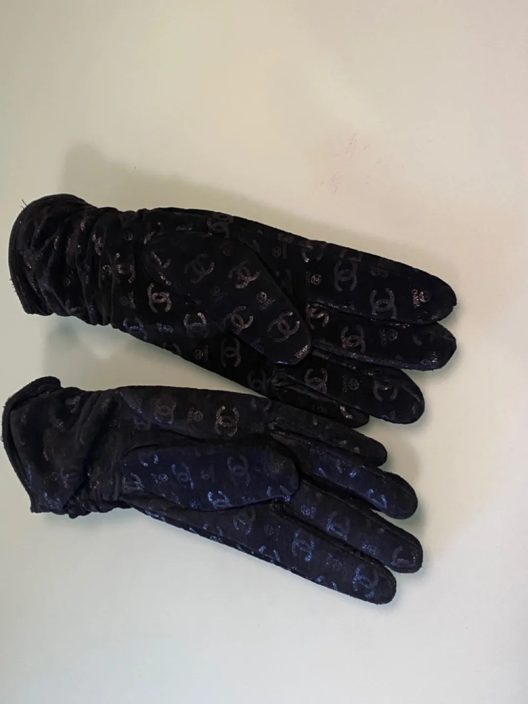 Chanel lady’s gloves reflective monogram image indicator(2)