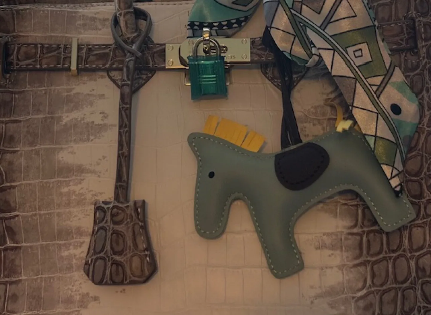 🤩 Himalayan Style Handbag w/Acessories image indicator(3)