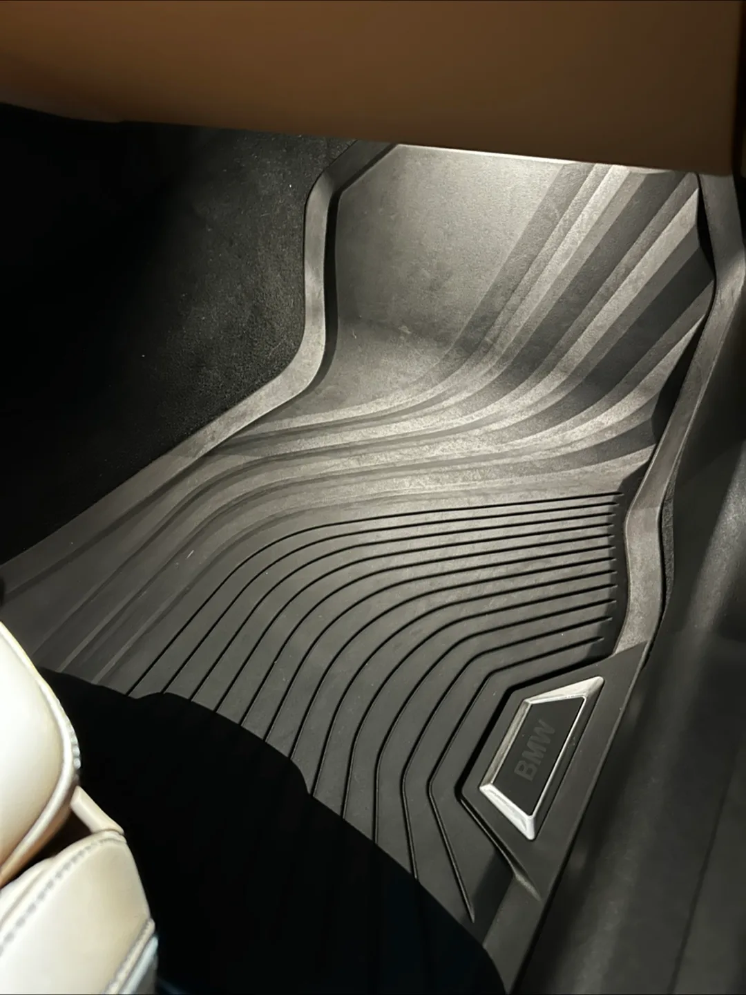 BMW 330i 2023 accessories image indicator(6)