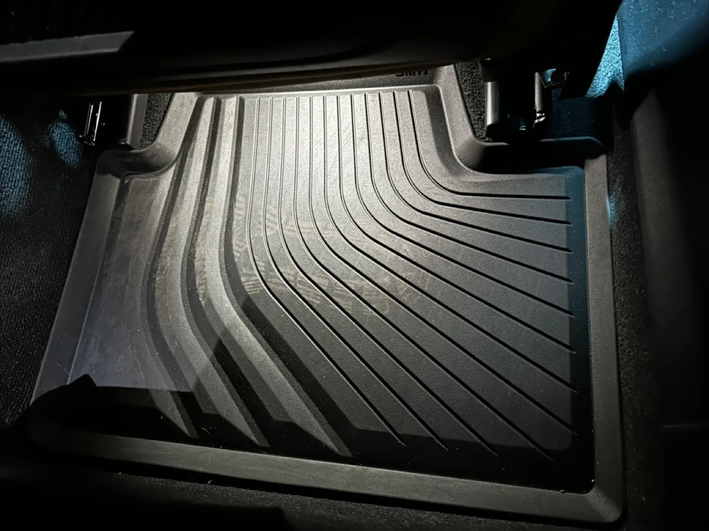 BMW 330i 2023 accessories image indicator(4)