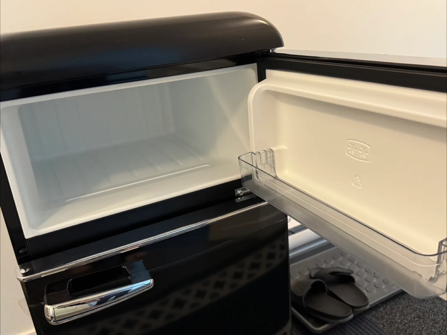 🇨🇦 Galanz Retro 3.1 cu ft Fridge - Black image indicator(4)