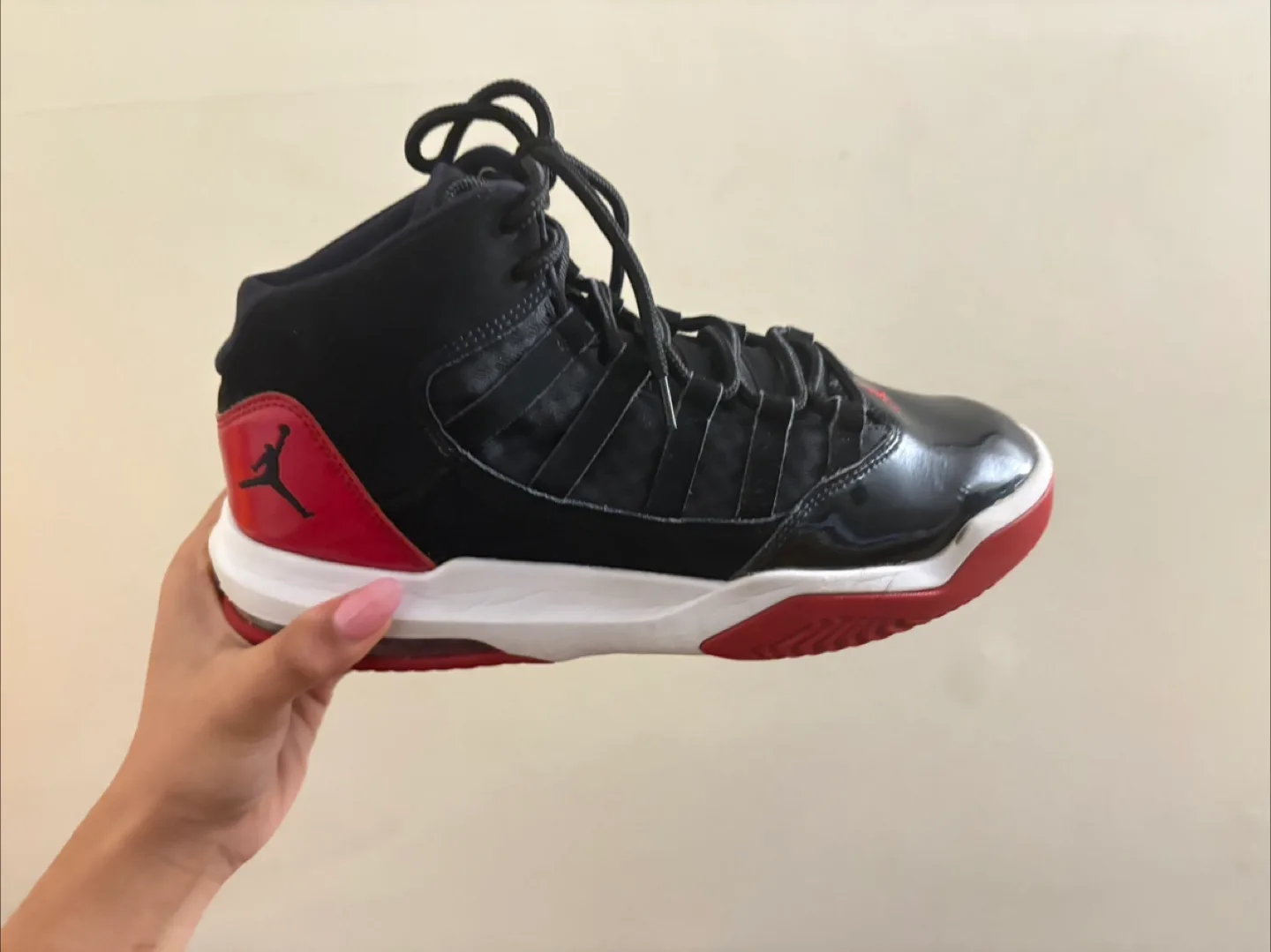 Jordan Max Aura – Red/White/Black image indicator(2)