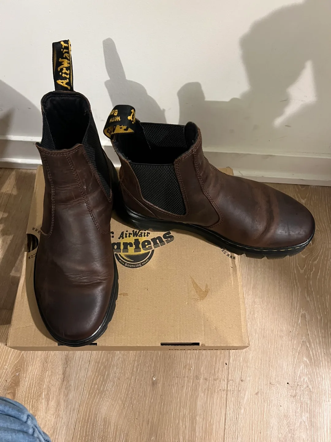 Dr. Martens boots Brown Leather image indicator(2)