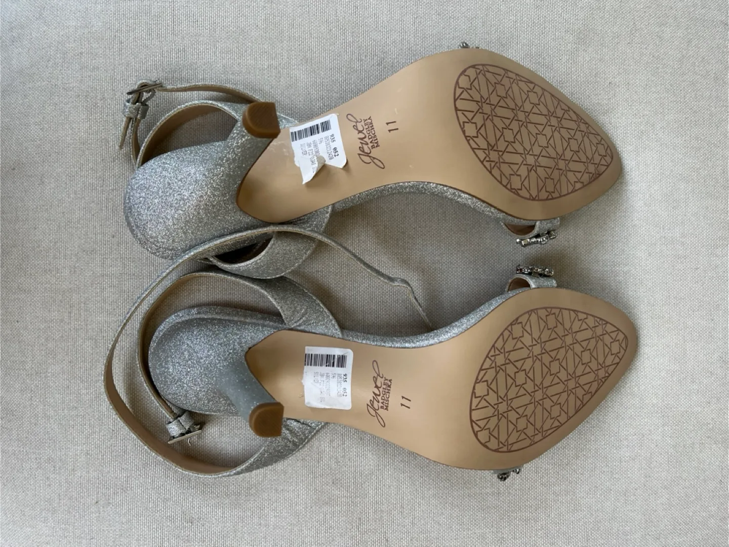 Jewel Badgley Mischka Silver Heels - New - Size 11 image indicator(9)