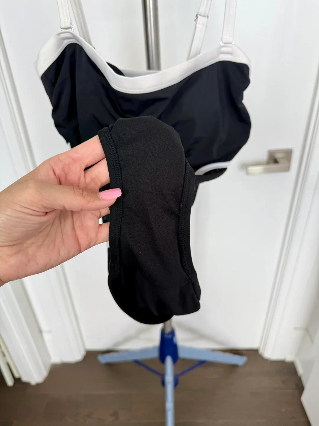 2 La Vie en Rose One-Piece Swimsuits image indicator(3)