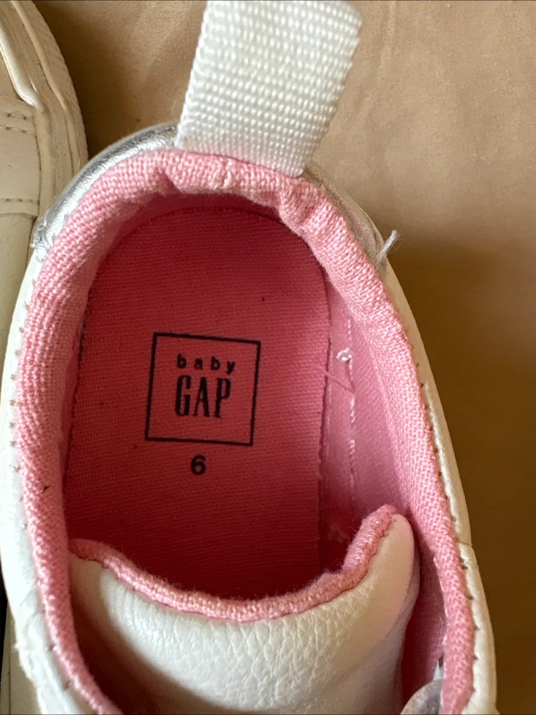 🇨🇦Baby Gap White Sneakers - Size 6 image indicator(2)