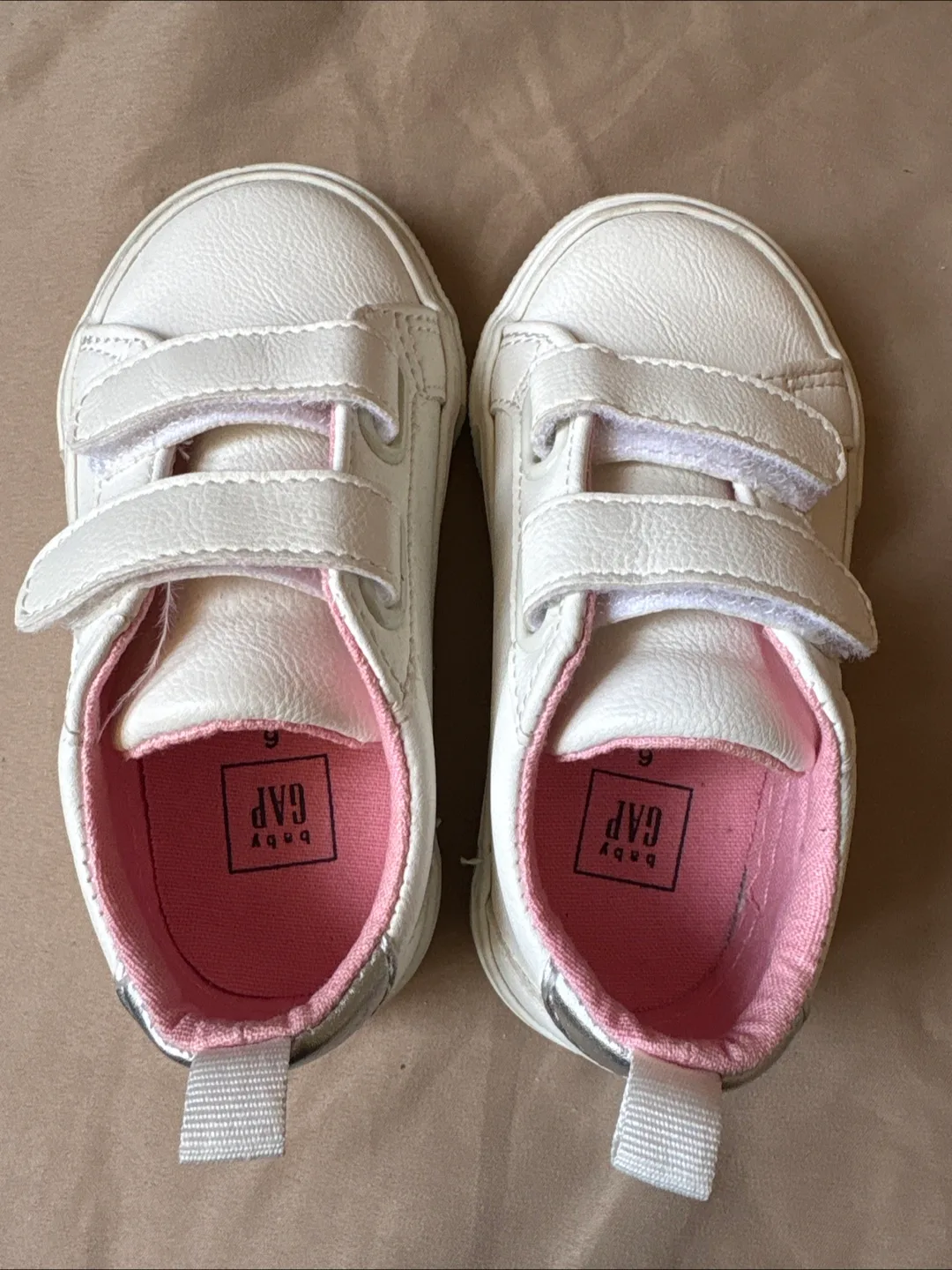 🇨🇦Baby Gap White Sneakers - Size 6 thumbnail