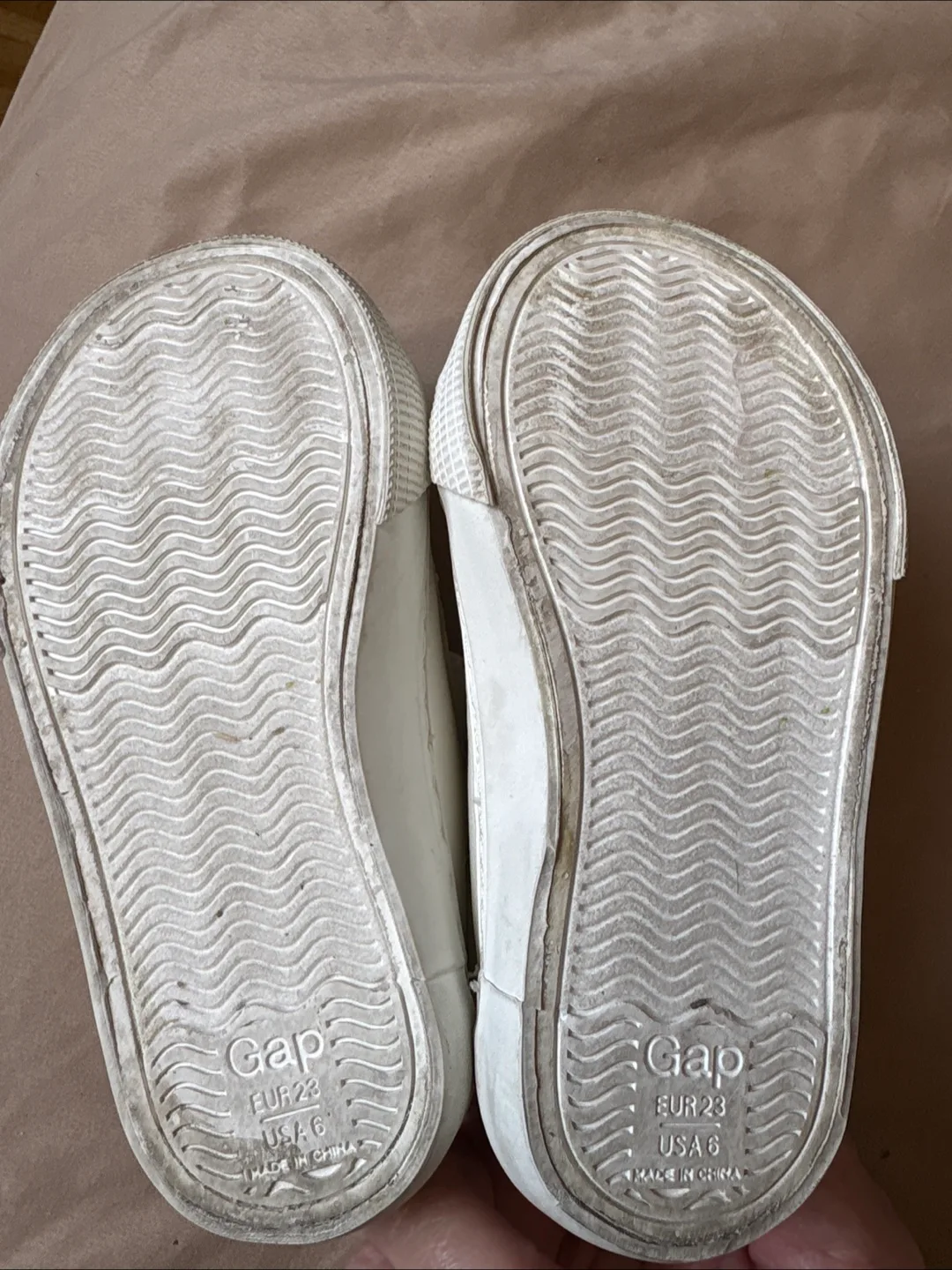 🇨🇦Baby Gap White Sneakers - Size 6 image indicator(3)