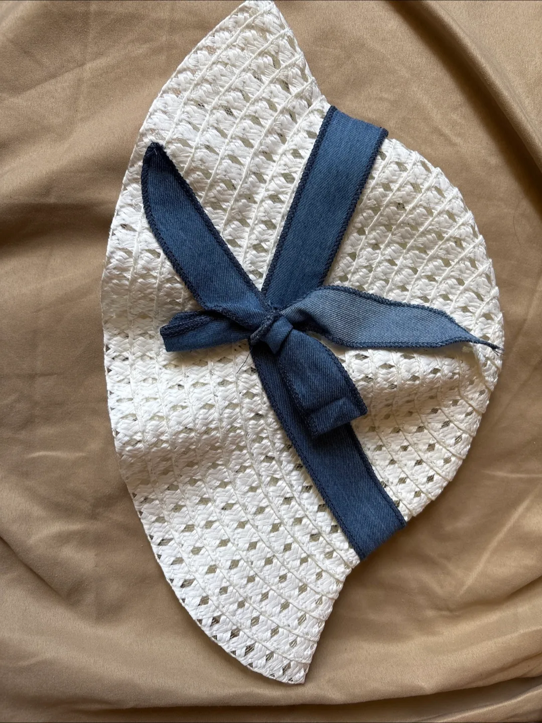 🇨🇦White Sun Hat with Blue Ribbon thumbnail