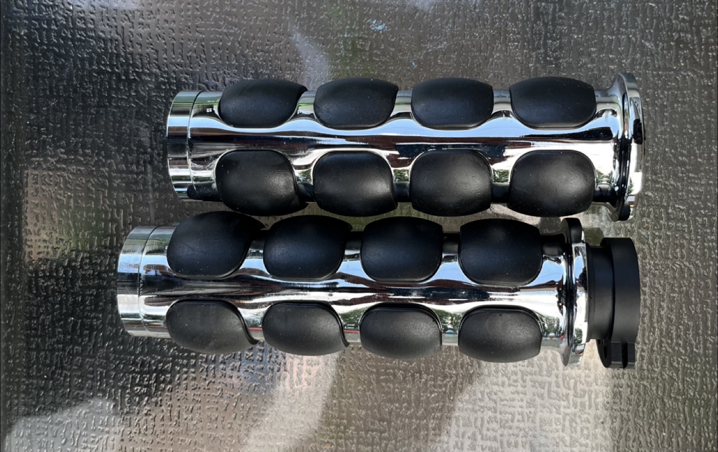 Motorcycle grips for a cruiser - photo 2