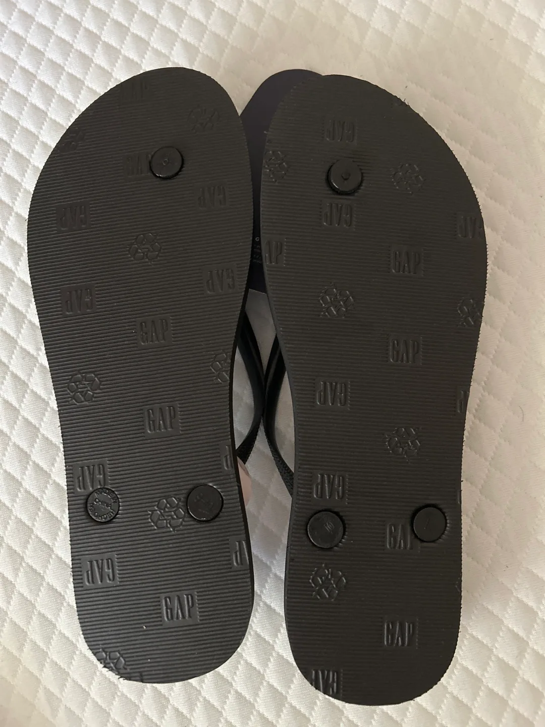 Gap Striped Flip Flops - Size 9 image indicator(2)