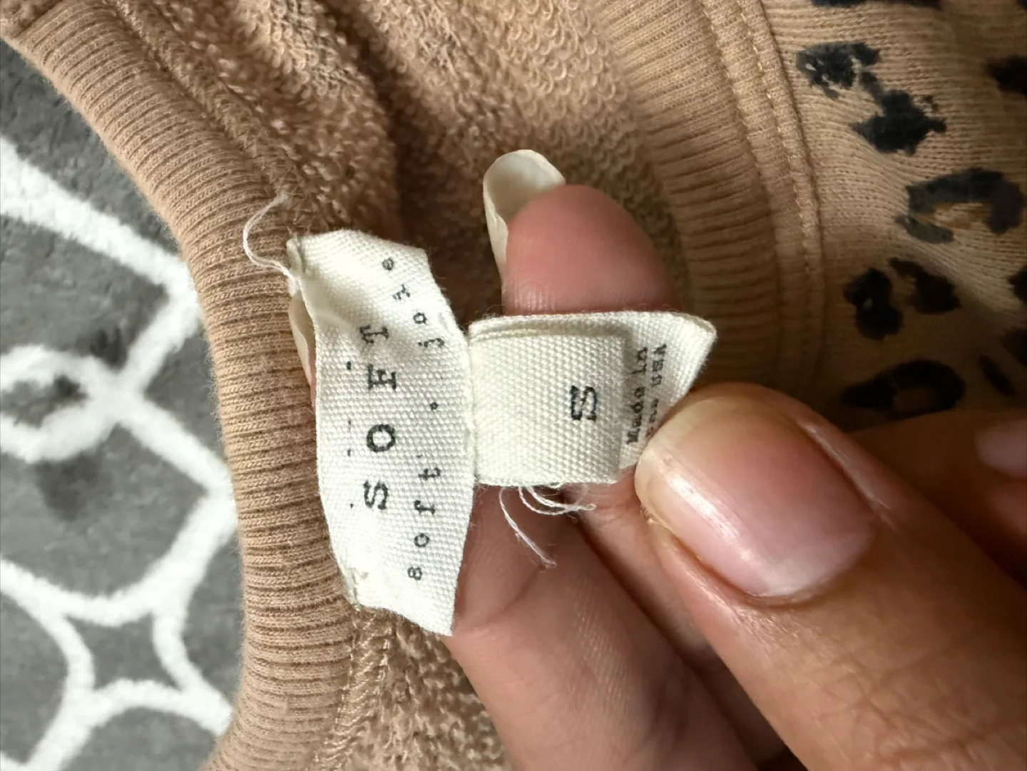 S03. Bundle Sweaters/sweatshirt with free 2 beanie hats image indicator(4)