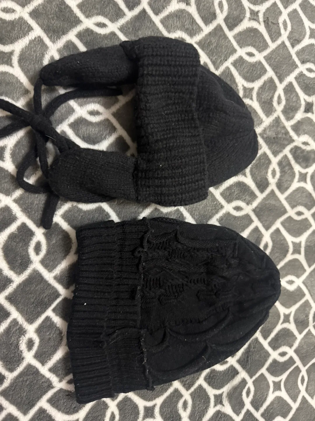 S03. Bundle Sweaters/sweatshirt with free 2 beanie hats image indicator(7)