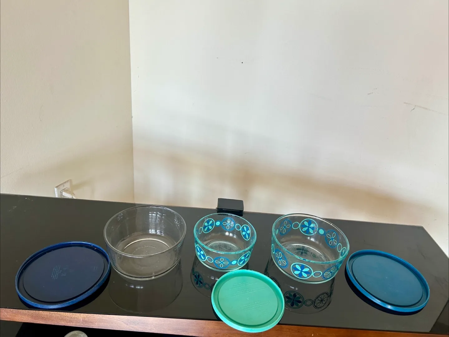 Vintage Pyrex Bowls with Lids thumbnail